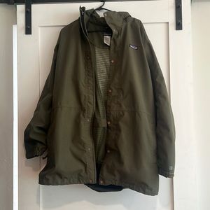 Men’s Patagonia rain jacket green size L
